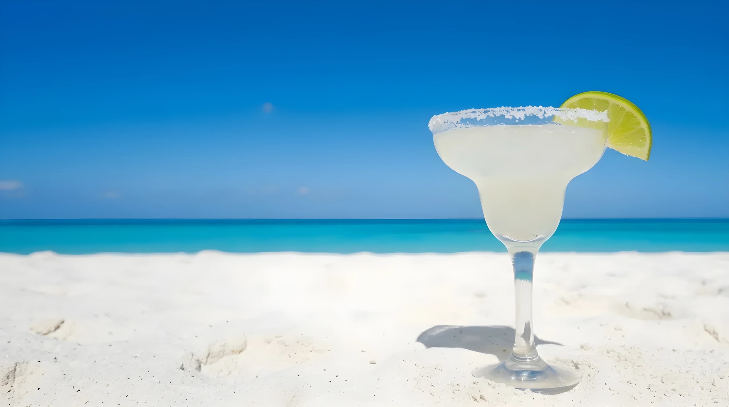 Margarita en la playa de Cancún